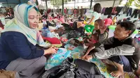 Istri Wali Kota Tangerang, Aini Suci Wismansyah mengunjungi warganya yang mengungsi akibat banjir, Selasa (4/2/2020). (Pramita Tristiawati/Liputan6.com)