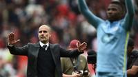 Manajer Manchester City, Josep Guardiola, merayakan kemenangan timnya 2-1 atas Manchester United di Old Trafford, Manchester, Sabtu (10/9/2016). (AFP/Oli Scarff)