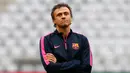 Pelatih Barcelona, Luis Enrigue melihat para pemain saat sesi latihan di Allianz Arena, Munich, Jerman (11/5/2015). Barcelona akan menantang Bayern Muenchen di leg kedua semifinal Liga Champions. (Reuters/Michaela Rehle)