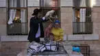 Seorang pria Yahudi ultraortodoks mengayunkan seekor ayam di atas kepala anggota keluarganya saat melakukan ritual Kapparot di Yerusalem, 13 September 2021. Kapparot adalah ritual transfer dosa ke ayam yang dilakukan sebelum Yom Kippur (Hari Penebusan). (MENAHEM KAHANA/AFP)