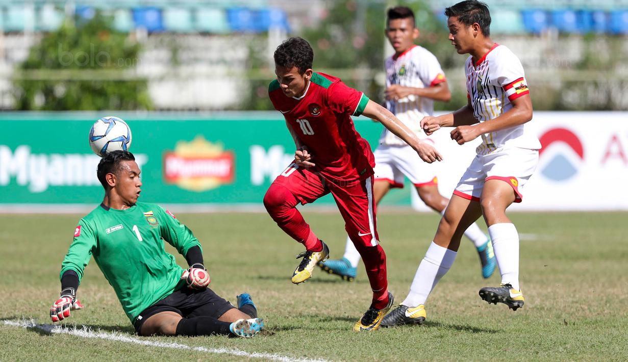 Pemain Timnas Indonesia U-19, Egy Maulana Vikri, berusaha melewati pemain Brunei Darussalam pada laga Piala AFF U-18 di Stadion Thuwunna, Rabu, (13/9/2017). Indonesia menang 8-0 atas Brunei Darussalam. (Liputan6.com/Yoppy Renato)