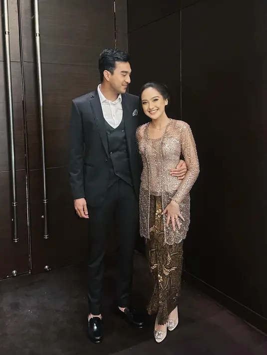 Ia hadir bersama sang suami,  Ibrahim Risyad yang tampil gagah dengan setelan jas hitamnya. [@ibrhmrsyd].