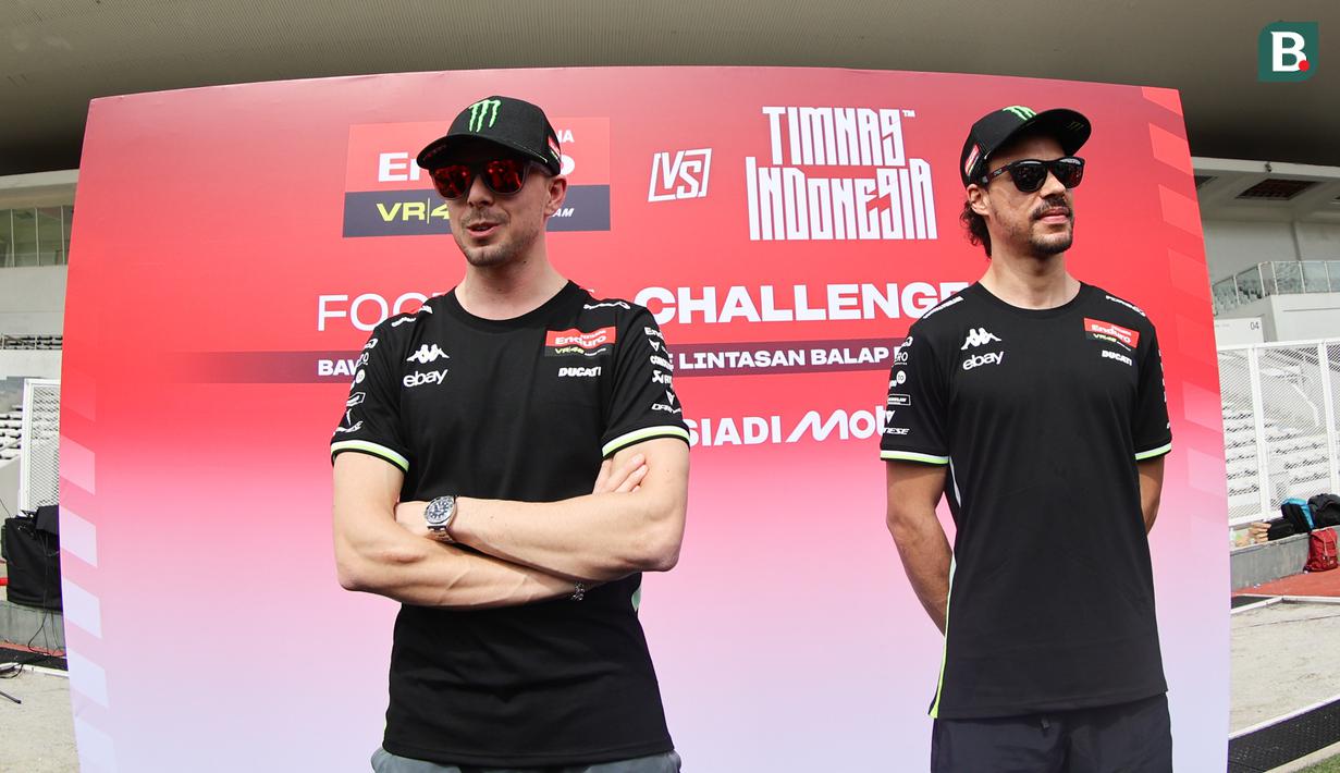 Pembalab Pertamina Enduro VR46 Racing Team, Fabio Di Giannantonio dan Franco Morbidelli hadir dalam acara football challenge Pembalap Pertamina Enduro di Stadion Madya, Senayan, Jakarta pada Jumat, (24/1/2025). (Bola.com/Abdul Aziz)