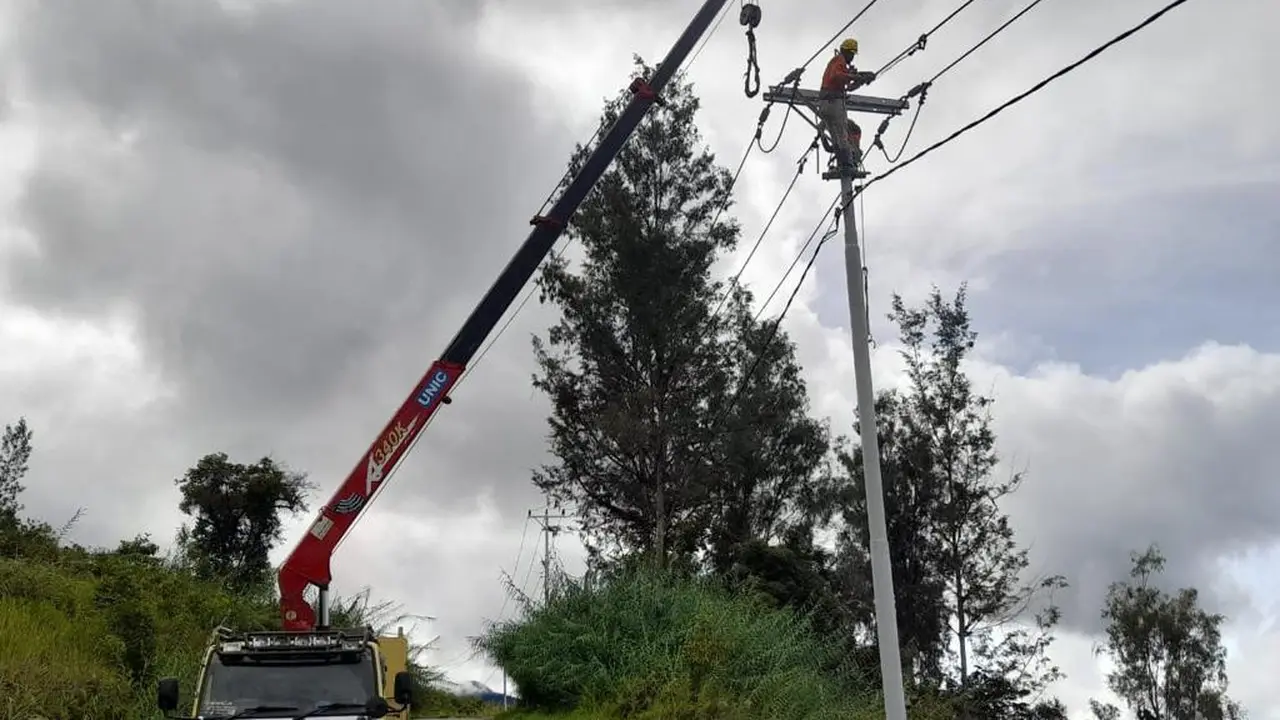 PT PLN (Persero) berhasil menghubungkan jaringan kelistrikan 3 Kabupaten di Papua yakni Kabupaten Dogiyai, Deiyai, dan Paniai.