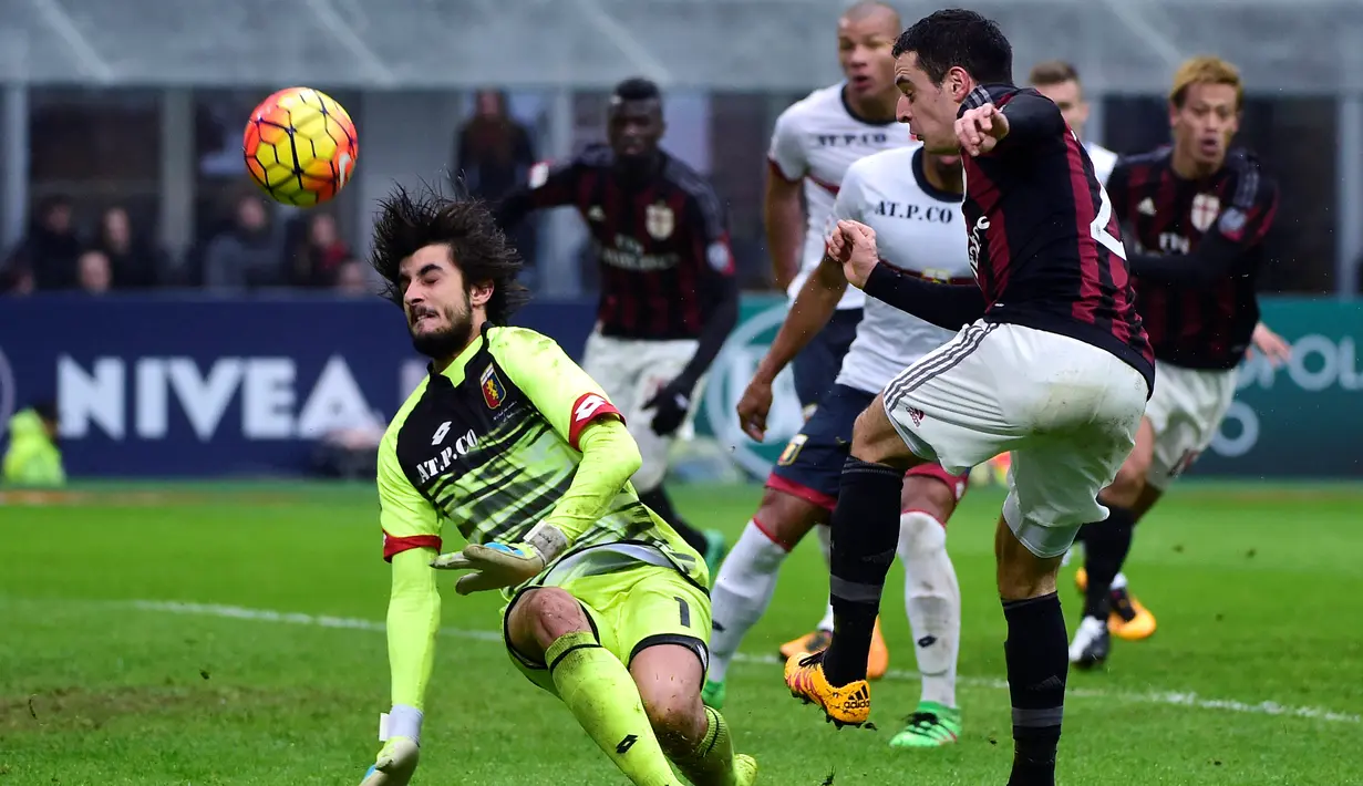 Pemain AC Milan, Giacomo Bonaventura (kanan), berusaha menaklukkan kiper Genoa, Mattia Perin, dalam laga Serie A Italia di Stadion San Siro, Millan, (14/2/2016). (AFP/Olivier Morin)