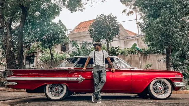 Pria Ini Minta Background Fotonya Diedit Agar Keren, 7 Hasilnya Bikin Geleng Kepala