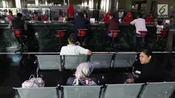 Suasana penjualan tiket pesawat Lion Air di Kantor Pusat Lion Air, Jakarta, Senin (29/10). Jatuhnya pesawat Lion Air dengan rute Jakarta-Pangkal Pinang tidak mempengaruhi penjualan tiket maskapai penerbangan tersebut. (Liputan6.com/Angga Yuniar)
