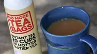 Tanpa ampas, teh semprot menggunakan menggunakan semprotan kaleng aerosol untuk menyeduh sencangkir teh. Foto : Reuters