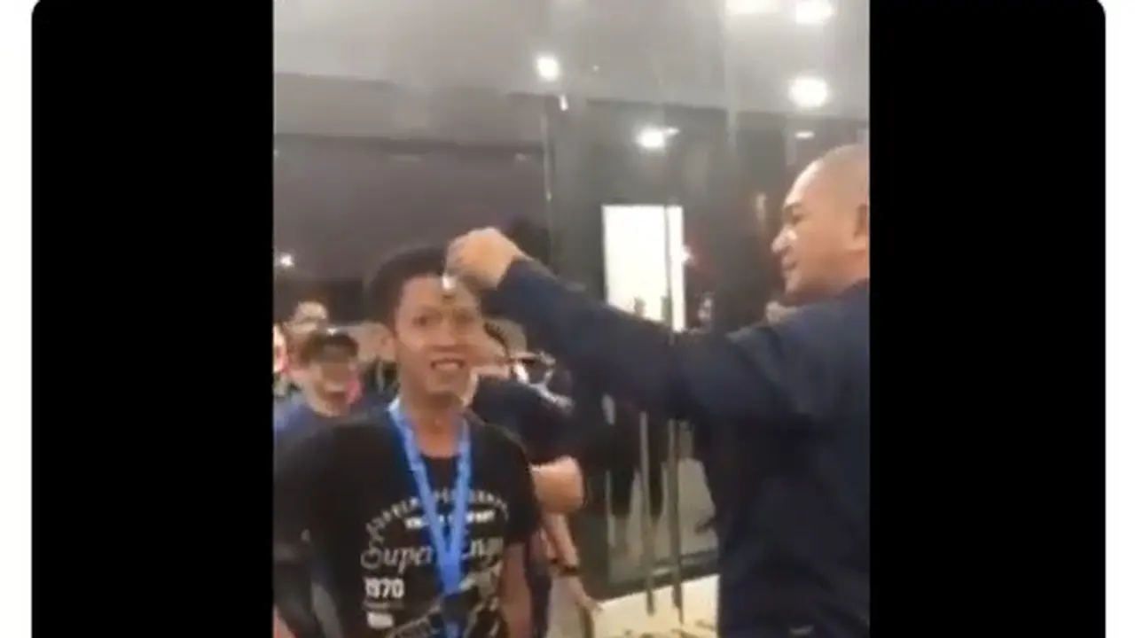 ekspresi kocak pria saat dites suhu tubuh