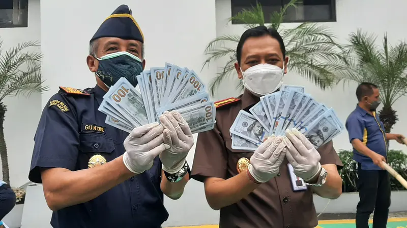 Uang Dolar Palsu Dimusnahkan Kejari Kota Tangerang