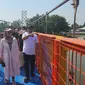 Wali Kota Depok, Mohammad Idris mencoba menaiki jembatan gantung yang berada alun-alun dan taman hutan kota wilayah barat, Sawangan. (Liputan6.com/Dicky Agung Prihanto)