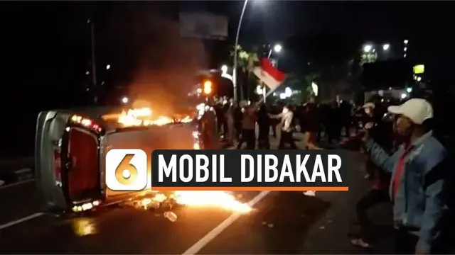 Meski hari sudah malam, sebagian demonstran UU Cipta Kerja masih bergerombol di beberapa lokasi di Jakarta. Di daerah Gondangdia, mereka mencegat dan membakar mobil plat merah.