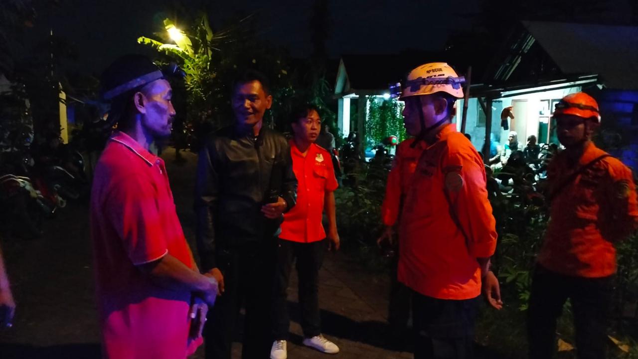 Sebanyak 26  pencari ikan yang sebelumnya terjebak di delta sungai Brantas berhasil diselamatkan. (Istimewa)