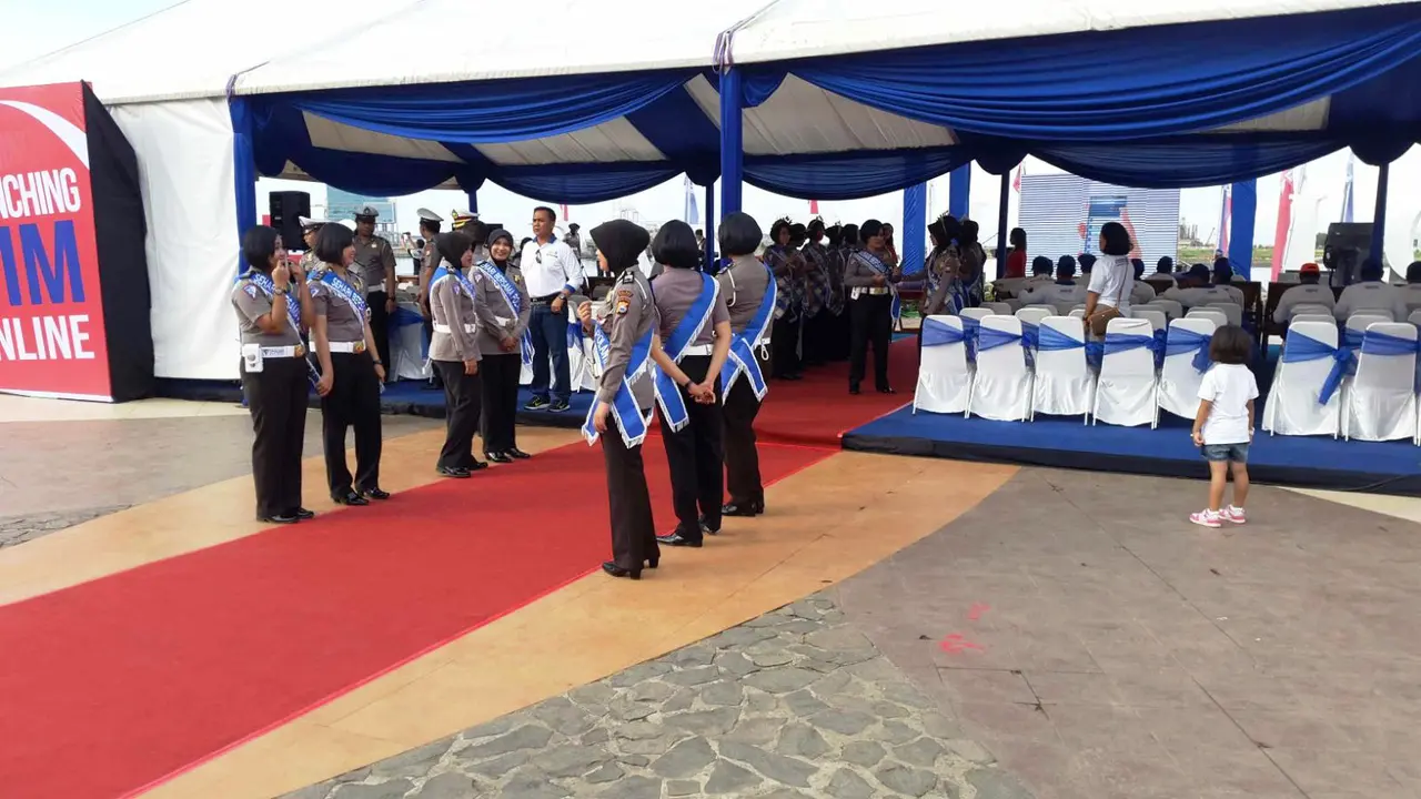 Luncurkan SIM Online, Polwan Cantik Berubah Jadi Pagar Ayu