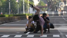 Warga memanfaatkan jalan di sekitar Kawasan Bundaran Hotel Indonesia untuk berfoto-foto, Jakarta, Rabu (10/4/2024). (merdeka.com/Imam Buhori)