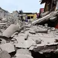 Pemandangan bangunan yang runtuh usai dilanda gempa berkekuatan 8,2 SR di negara bagian Oaxaca, Meksiko (8/9). Menurut Presiden Meksiko, Enrique Peña Nieto sedikitnya 200 orang cedera dan puluhan lainnya meninggal dunia. (AFP Photo/Ronaldo Schemidt)