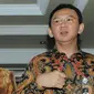 Demi mewujudkan tekad untuk mengembangkan pasar tradisional, Ahok-Djarot saling berbagi tugas.