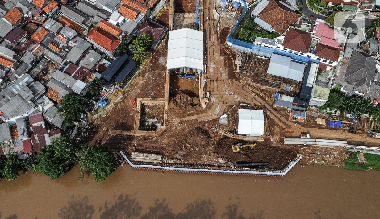 Pandangan udara aktivitas pembangunan Sodetan Kali Ciliwung di Bidara Cina, Kecamatan Jatinegara, Jakarta Timur, Rabu (26/10/2022). Proyek pembangunan Sodetan Kali Ciliwung-Kanal Banjir Timur (KBT) yang merupakan bagian dari program normalisasi sungai guna mengantisipasi banjir di Ibu Kota tersebut hingga kini terus dikerjakan. (merdeka.com/Iqbal S. Nugroho)