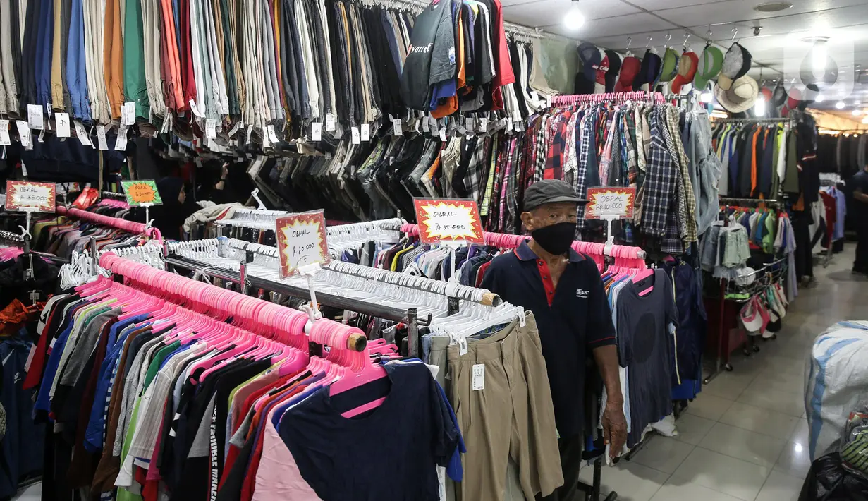 Calon pembeli memilih pakaian impor bekas di Metro Atom Pasar Baru, Jakarta, Selasa (19/7/2022). Menurut Wakil Ketua DPR RI Bidang Korinbang Rachmat Gobel, impor pakaian bekas sangat merugikan industri garmen rumahan berskala UMKM. (Liputan6.com/Faizal Fanani)