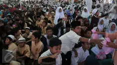 Sejumlah anak yatim piatu mengikuti buka bersama SCTV - Indosiar dan Yayasan Peduli Anak Indonesia (Pena) di Taman Impian Jaya Ancol, Jakarta, Selasa (21/6). Acara ini mengundang 1.000 anak yatim piatu dari 19 panti asuhan. (Liputan6.com/Johan Tallo)