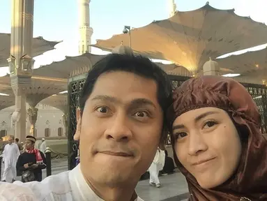 Pasangan selebriti Adi Nugroho dan Donita sedang menjalankan ibadah ke Tanah Suci. Perjalanan ini ia lakukan sejak, Senin (28/10/2019) dari Bandara Soekarno Hatta. Kini keduanya pun telah sampai di Tanah Suci. (Liputan6.com/IG/@donitabhubiy)