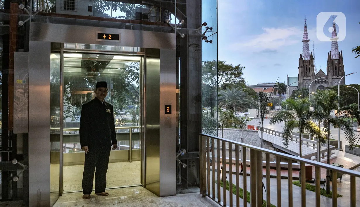 Petugas bertugas di dalam elevator di Masjid Istiqlal, Jakarta, Senin (22/2/2021). Selain itu, masjid terbesar se-Asia Tenggara ini dilengkapi fasilitas baru seperti elevator untuk memudahkan jemaah disabilitas dan lansia menuju lantai 2 serta layanan air minum gratis. (merdeka.com/Iqbal S Nugroho)