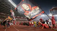 Pemain dan pendukung Persija Jakarta merayakan kemenangan 5-0 atas PSS Sleman saat laga terakhir BRI Liga 1 2022/2023 di Stadion Utama Gelora Bung Karno (SUGBK), Senayan, Jakarta, Sabtu (15/04/2023). (Bola.com/Bagaskara Lazuardi)