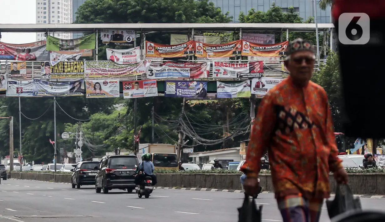 Berbagai alat peraga kampanye terpasang pada JPO. (Liputan6.com/Angga Yuniar)
