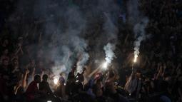 Sejumlah Semeton Dewata menyalakan suar saat mendukung Irfan Bachdim dkk bertanding melawan Borneo FC. (Bola.com/Vitalis Yogi Trisna)