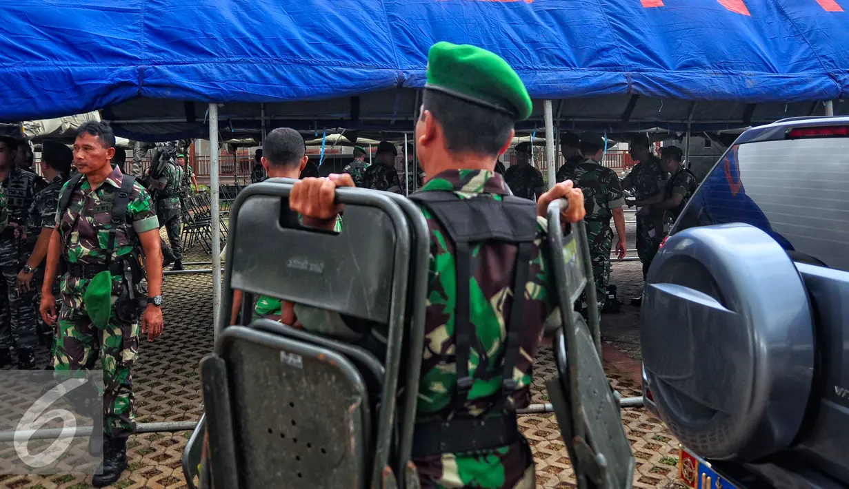 Petugas gabungan TNI-Polri membangun posko di Pelabuhan Tanjung Emas Semarang, Minggu (24/1/2016). Persiapan dilakukan untuk mengamankan kedatangan Anggota Gafatar. (Foto:Gholib)