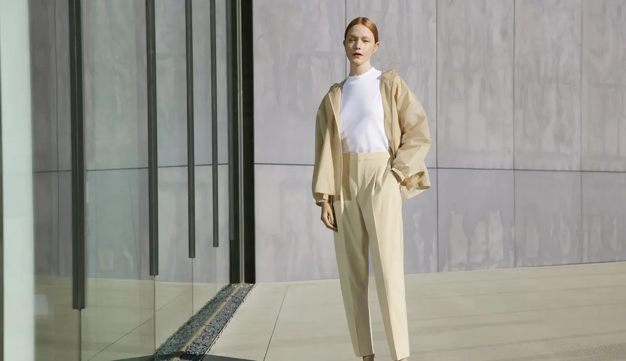 <p>Selain dipadukan dengan gaun panjang, kamu bisa memadukan jaket parka ini dengan t-shirt dan celana panjang. Dengan beige yang senada, outfit ini memberikan tampilan nude dan clean yang anti membosankan.</p>