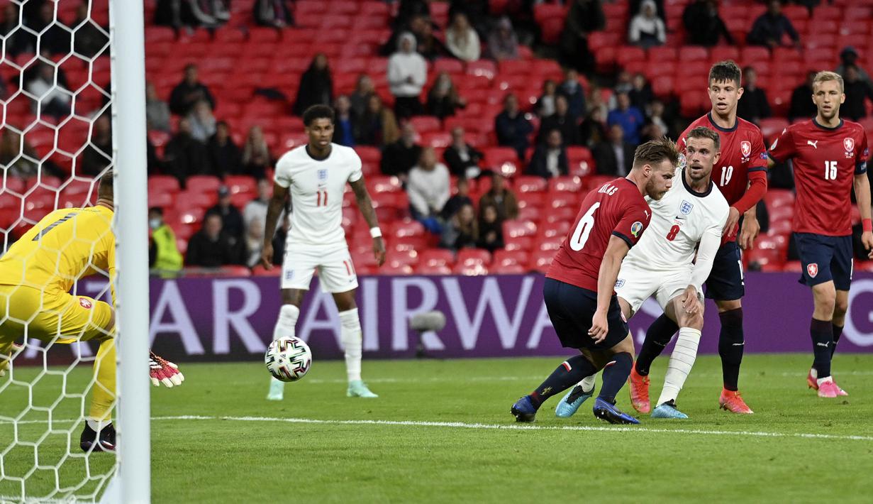 Inggris hampir menggandakan keunggulan di menit ke-86, namun gol dari tendangan Henderson dianulir wasit karena offside. (Foto: AP/Pool/Justin Tallis)