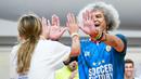 Mantan pesepak bola Kolombia, Carlos "El Pibe" Valderrama melakukan tos dengan fans dalam laga bertajuk Legends Soccer Match untuk merayakan ulang tahun Diego Maradona di American Dream Mall, East Rutherford, New Jersey, pada 30 Oktober 2025. (AFP/Kena Betancur)
