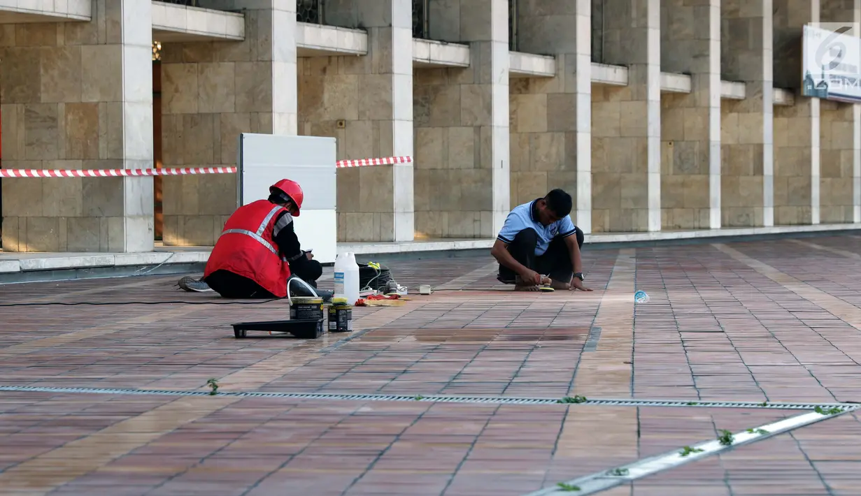 Pekerja menyelesaikan proses renovasi Masjid Istiqlal Jakarta, Selasa (18/6/2019). Pemerintah merenovasi dan memperbaiki struktur bangunan Masjid Istiqlal yang merupakan salahsatu cagar budaya dengan anggaran sebesar Rp465 miliar. (Liputan6.com/Helmi Fithriansyah)