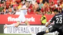 Kiper Spanyol Unai Simon menghentikan tendangan pemain Republik Ceko Jan Kuchta pada pertandingan sepak bola UEFA Nations League di Stadion La Rosaleda, Malaga, Spanyol, 12 Juni 2022. Spanyol menang 2-0. (AP Photo/Jose Breton)