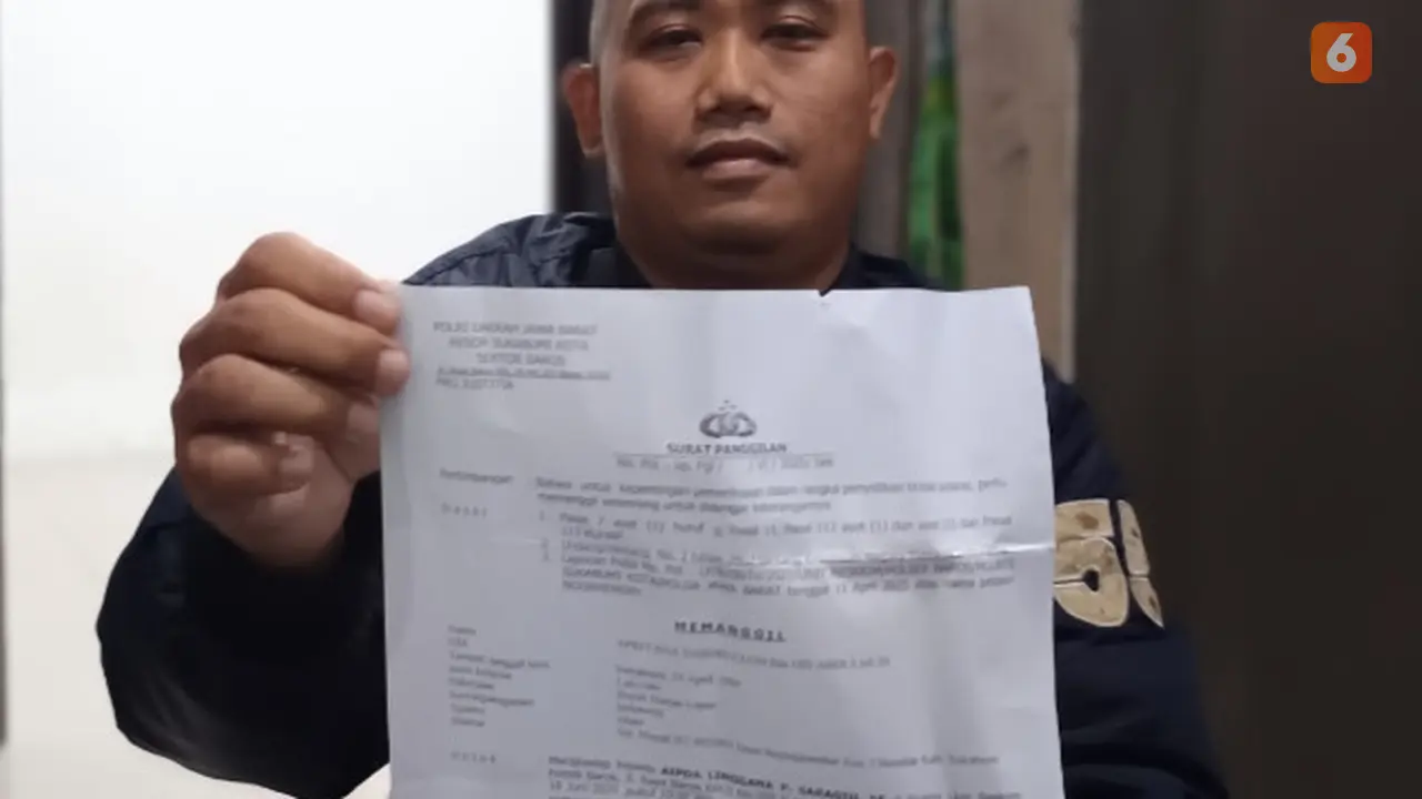 Apriyana, seorang satpam di Perumahan Taman Genting Puri Sukabumi memegang surat penetapan tersangka, usai amankan OTK terduga maling. (Liputan6.com/Fira Syahrin).
