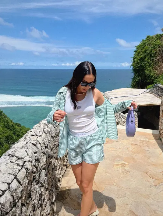 <p>Gaya lainnya bisa dengan menggunakan one set dipadu dengan tank top. Outfit Alyssa Daguise yang mudah ditiru akan membuat OOTD saat liburan jadi keren. [Instagram/alyssadaguise]</p>