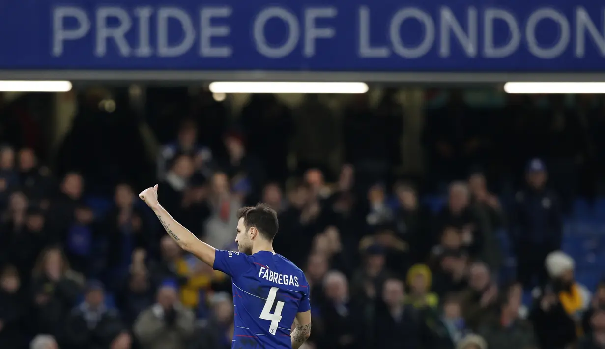 Gelandang Chelsea, Cesc Fabregas, menyapa suporter usai melawan Nottingham Forest pada laga Piala FA di Stadion Stamford Bridge, Sabtu (5/1/). Laga yang dimenangi The Blues dengan skor 2-0 merupakan yang terakhir bagi Fabregas. (AP/Alastair Grant)