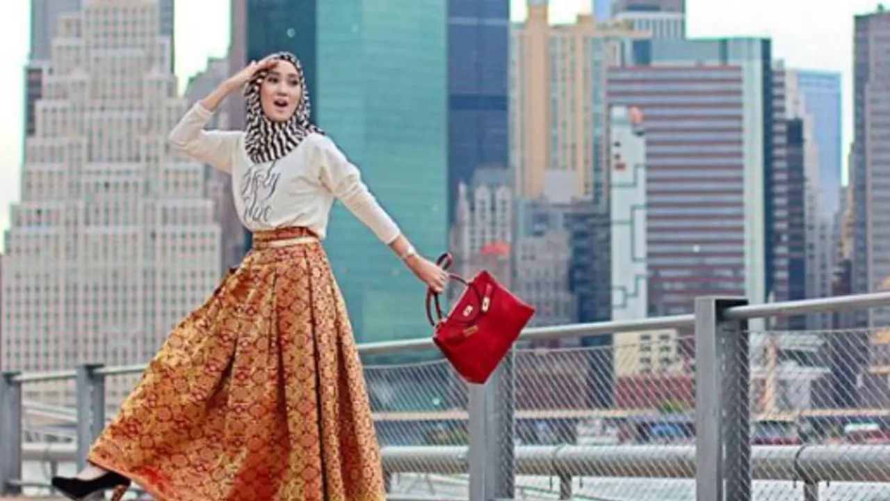 Tren Hijab: Mix and Match Batik dengan Hijab, Nggak Kalah Modis!