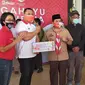 Smartfren berikan bantuan belajar online ke sekolah dasar di Banjarmasin, berupa 1.000 kartu perdana Kuota Nonstop (Foto: Smartfren)