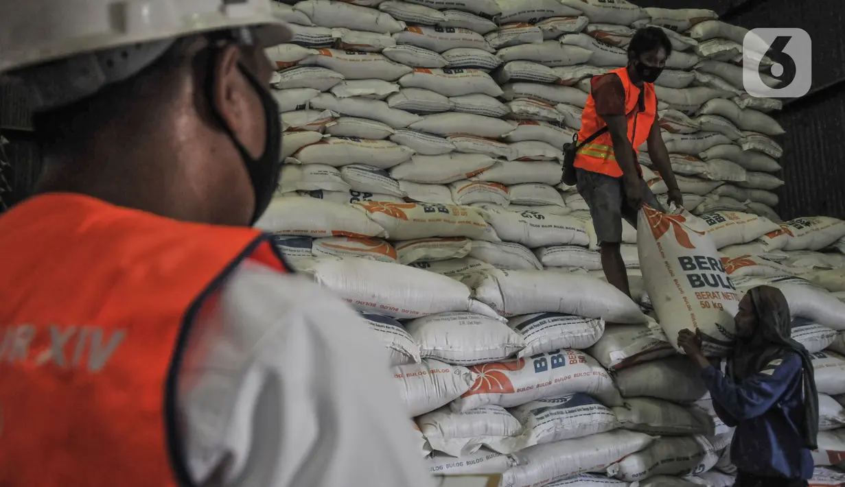Pekerja melakukan aktivitas bongkar muat karung berisi beras di Gudang Bulog Divisi Regional DKI Jakarta, Kelapa Gading, Rabu (29/12/2021). Dirut Perum Bulog Budi Waseso menjamin tahun ini stok beras aman dan tidak ada impor untuk kebutuhan Cadangan Beras Pemerintah. (merdeka.com/Iqbal S Nugroho)
