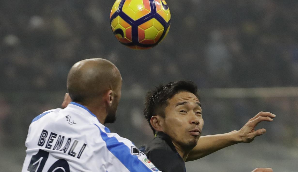 Gaya pemain Inter Milan, Yuto Nagatomo (kanan) berduel dengan pemain Pescara, Ahmad Benali pada laga lanjutan Serie A di  Giuseppe Meazza stadium, Milan (28/1/2017). Inter menang 3-0.  (AP /Luca Bruno)