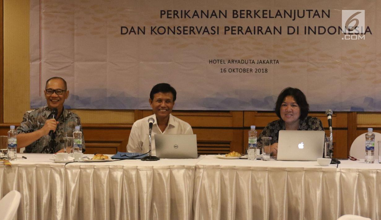 Kepala Pusat Riset Perikanan KKP RI Toni Ruchimat (tengah), Executive Director of Coral Triangle Center Rili Djohari (kanan) saat workshop untuk wartawan tentang perikanan berkelanjutan, Jakarta, Selasa (16/10). (Liputan6.com/Angga Yuniar)