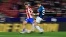 Gelandang Atletico Madrid Marcos Llorente (kiri) berebut bola dengan bek Deportivo Alaves Florian Lejeune dalam lanjutan La Liga Spanyol di Stadion Wanda Metropolitano, Minggu (3/4/2022) dinihari WIB. Atletico Madrid menang telak dengan skor 4-1 atas Deportivo. (JAVIER SORIANO / AFP)