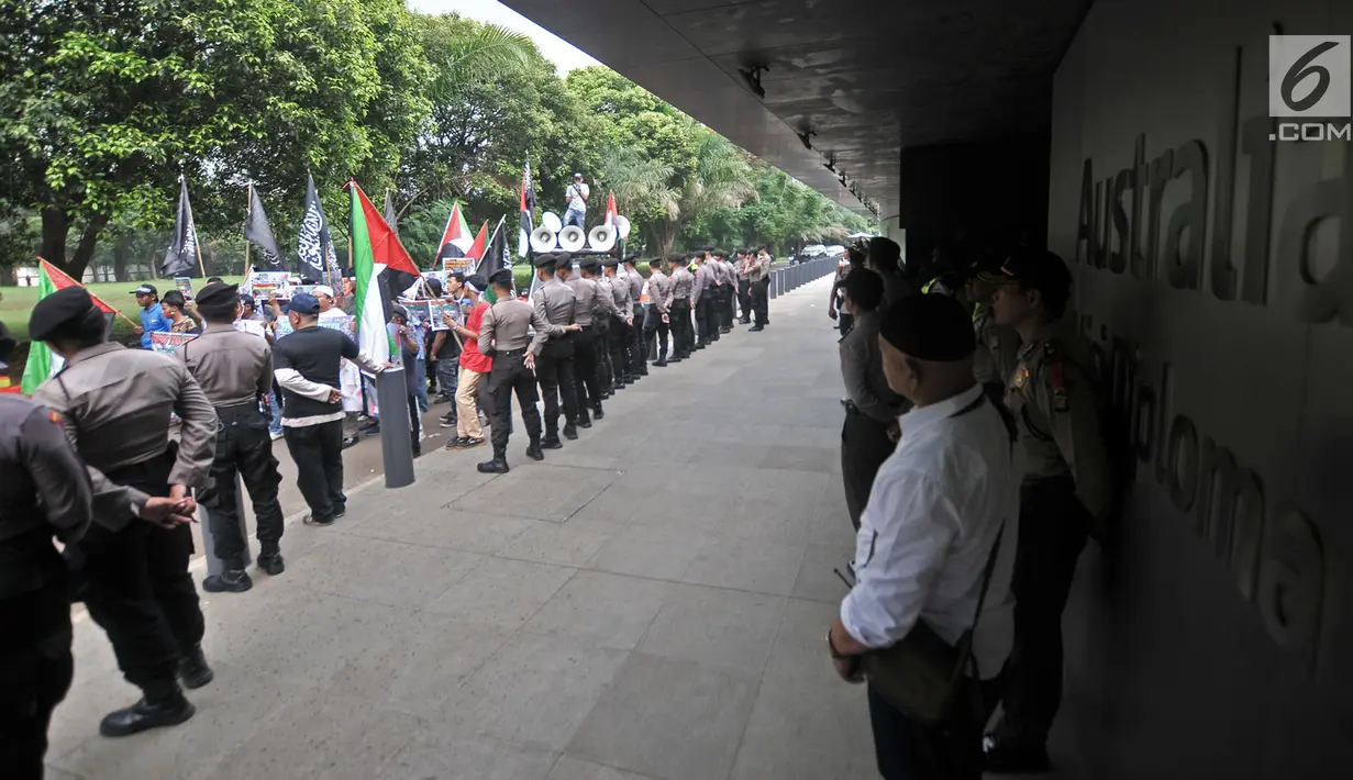 Petugas kepolisian berjaga ketat saat massa GMI berunjuk rasa di depan Kedutaan Besar Australia, Jakarta, Senin (26/11).  (Liputan6.com/Iqbal S Nugroho)