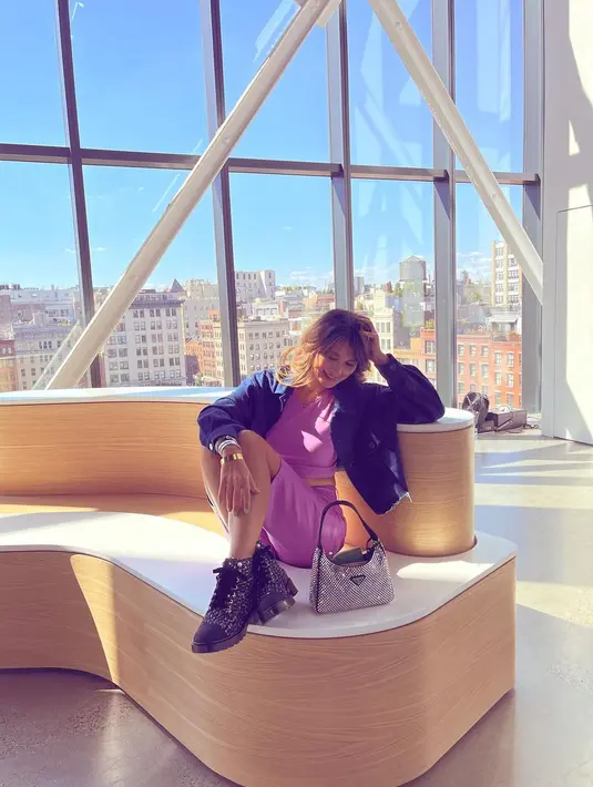 <p>Terakhir adalah Luna Maya mengenakan set crop top dan celana pendek selutut yang sporty berwarna ungu. Ia tumpuk lagi mengenakan denim jacket, mini bag, dan sepatu bertali. Foto: Instagram.</p>