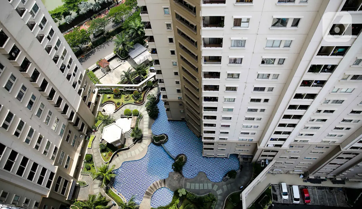 Sebuah kolam renang terlihat di salah satu Apartemen di Jakarta, Senin (1/11/2021). Minimnya permintaan, membuat tingkat hunian apartemen sewa di Jakarta hanya 55 persen di kuartal III-2021, atau menurun 0,75 persen dari kuartal sebelumnya. (Liputan6.com/Faizal Fanani)
