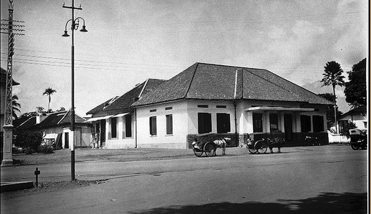 Jalan depan Kantor Pos pusat Kota Malang masih sangat sepi. (Source: jelajahmalangku.blogspot.com)
