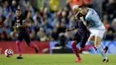 Penyerang Barcelona, Neymar berusaha mengejar bola dari kawalan bek Celta Vigo, Hugo Mallo pada lanjutan liga Spanyol di Stadion Balaidos, Vigo (3/10).  Celta Vigo berhasil mengalahkan Barcelona dengan skor 4-3. (REUTERS/Miguel Vidal)