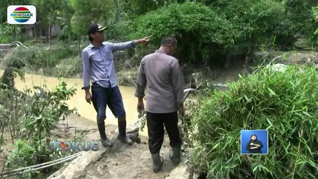 Puluhan kepala keluarga di Desa Semedo, Kabupaten Tegal, Jawa Tengah, masih terisolasi karena jembatan penghubung antar pedukuhan hanyut diterjang banjir bandang.